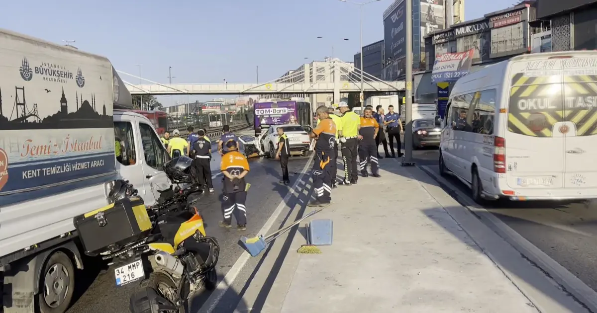 Küçükçekmece'de D-100'de feci kaza. Üç kişi öldü, yaralılar var