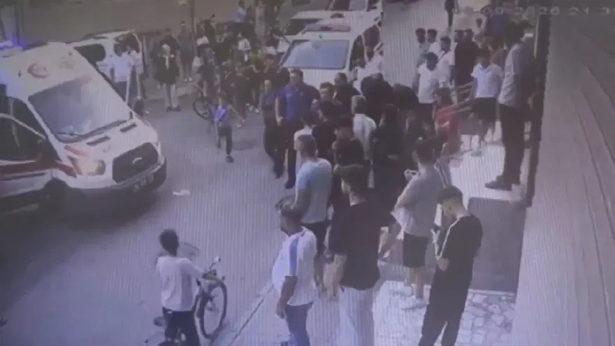 Silahlı kavgada sokakta oyun oynayan çocuk vuruldu 3