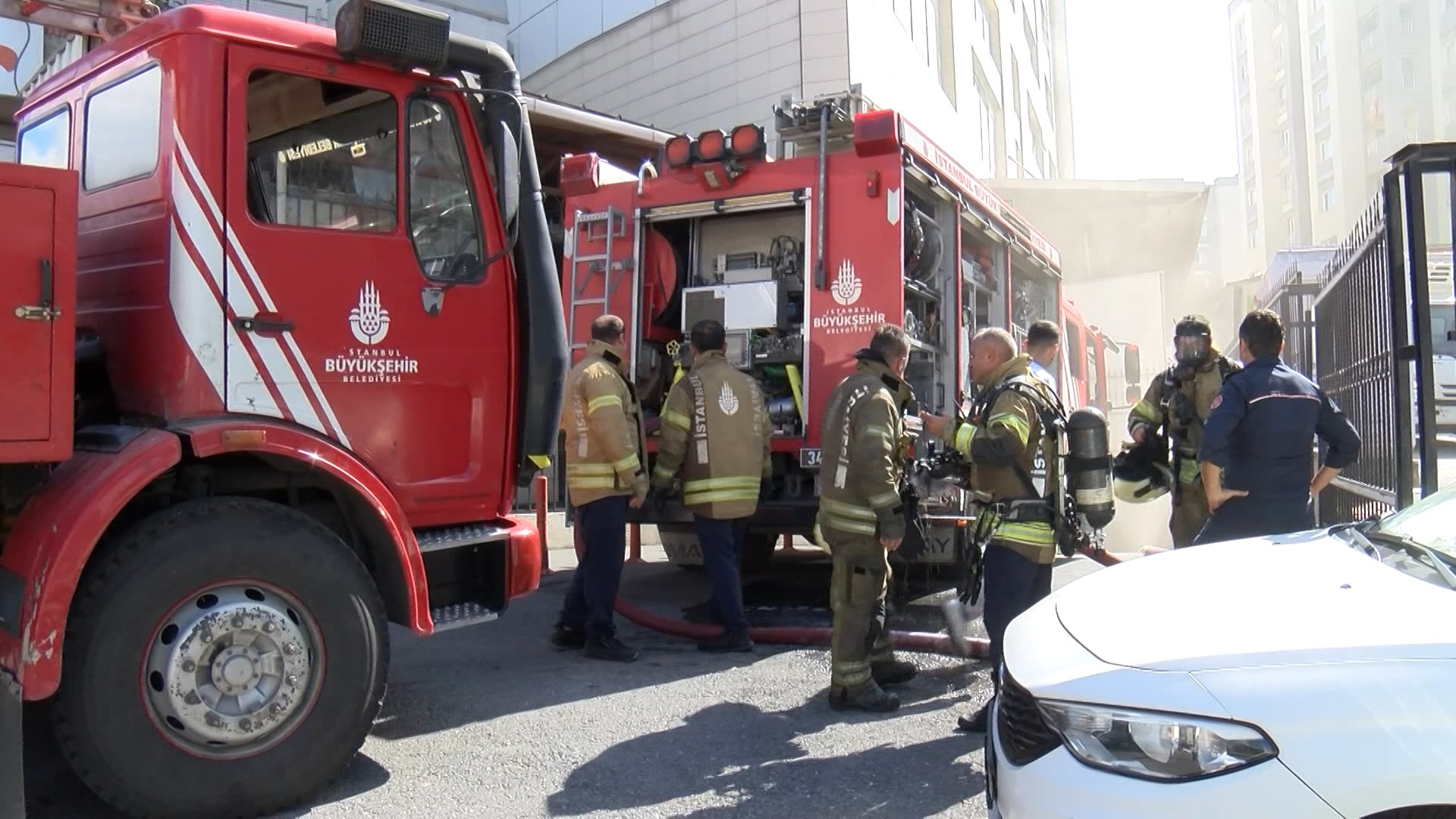 Küçükçekme'de iş merkezinin otoparkındaki elektrikli araç yandı. Çalışanlar tahliye edildi