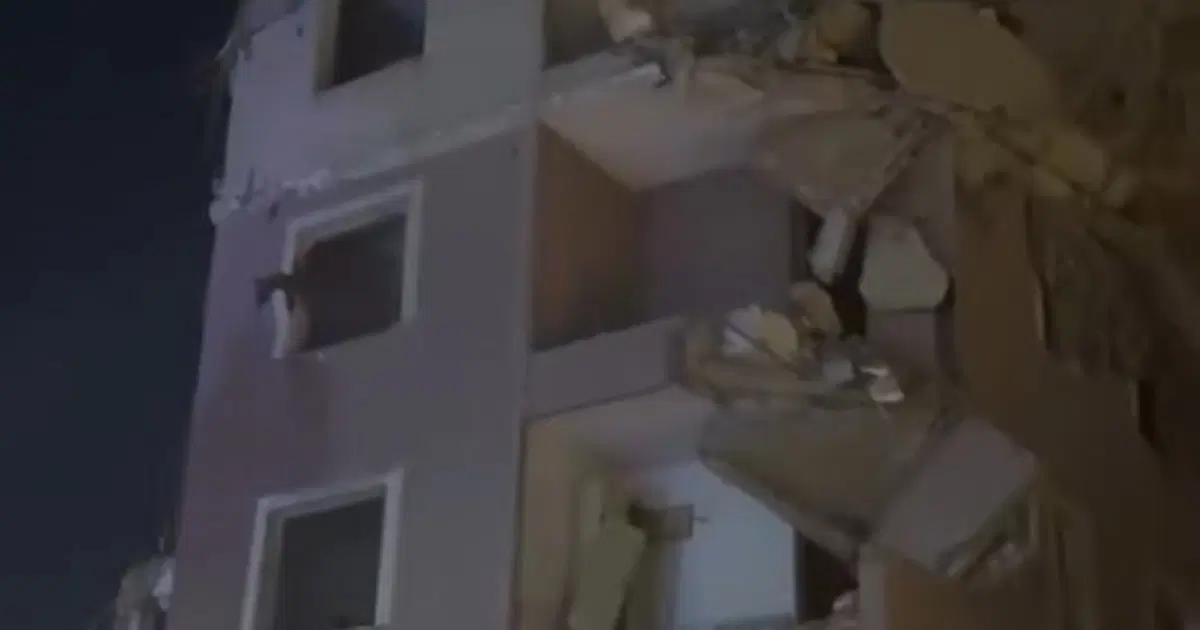 Küçükçekmece'de yıkım sırasında bina çöktü: 2 kişi yaralandı