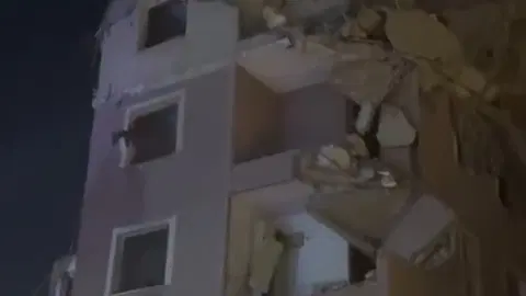 Küçükçekmece'de yıkım sırasında bina çöktü: 2 kişi yaralandı