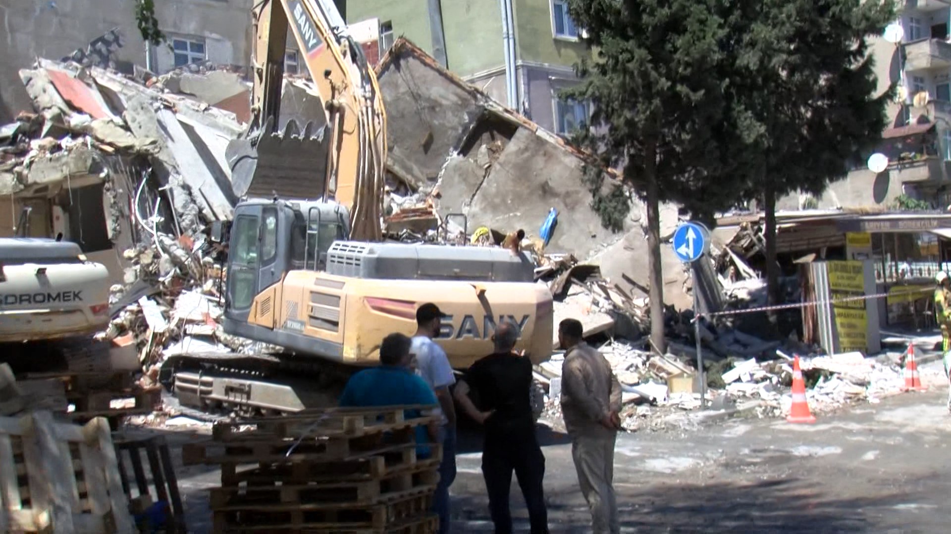 Küçükçekmece'de yıkımı yapılan bina çöktü