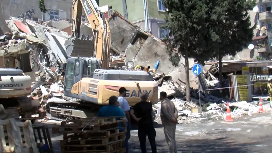 Küçükçekmece'de yıkımı yapılan bina çöktü