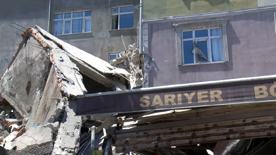 Küçükçekmece'de yıkımı yapılan bina çöktü 2