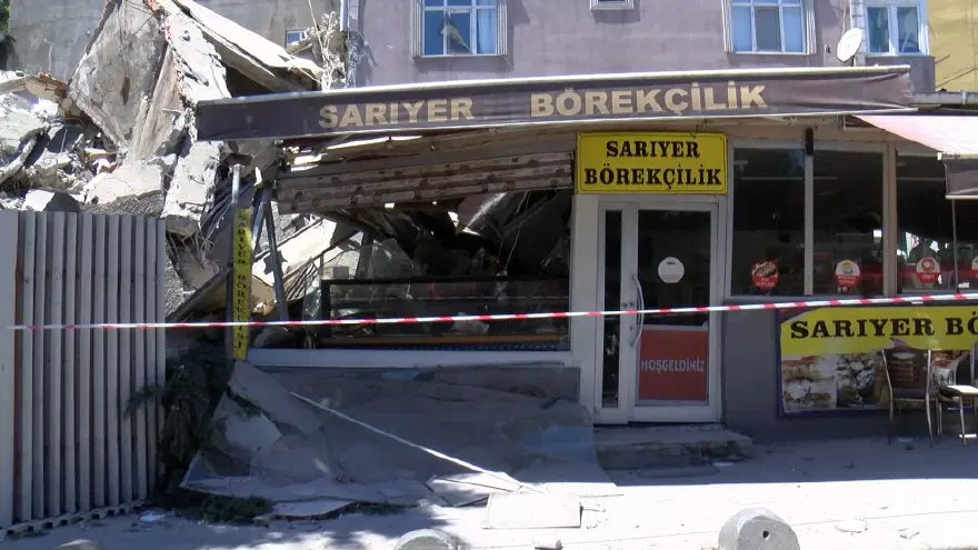 Küçükçekmece'de yıkımı yapılan bina çöktü 1