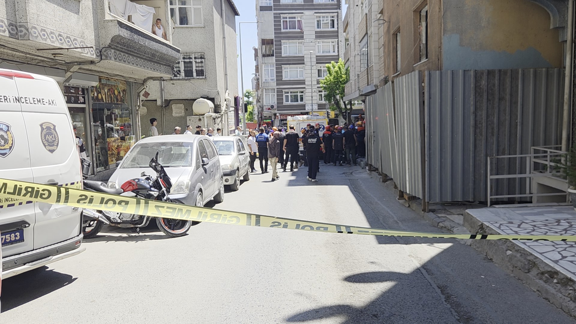 İstanbul Küçükçekmece'de binada kısmi çökme. Duvarın altında kalan 3 işçiden biri hayatını kaybetti