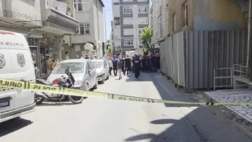 İstanbul Küçükçekmece'de binada kısmi çökme. Duvarın altında kalan 3 işçiden biri hayatını kaybetti