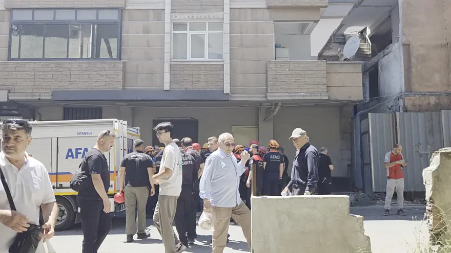 İstanbul Küçükçekmece'de binada kısmi çökme. Duvarın altında kalan 3 işçiden biri hayatını kaybetti 