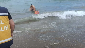 Kurtarmak istediği oğluyla akıntıya kapılan baba öldü