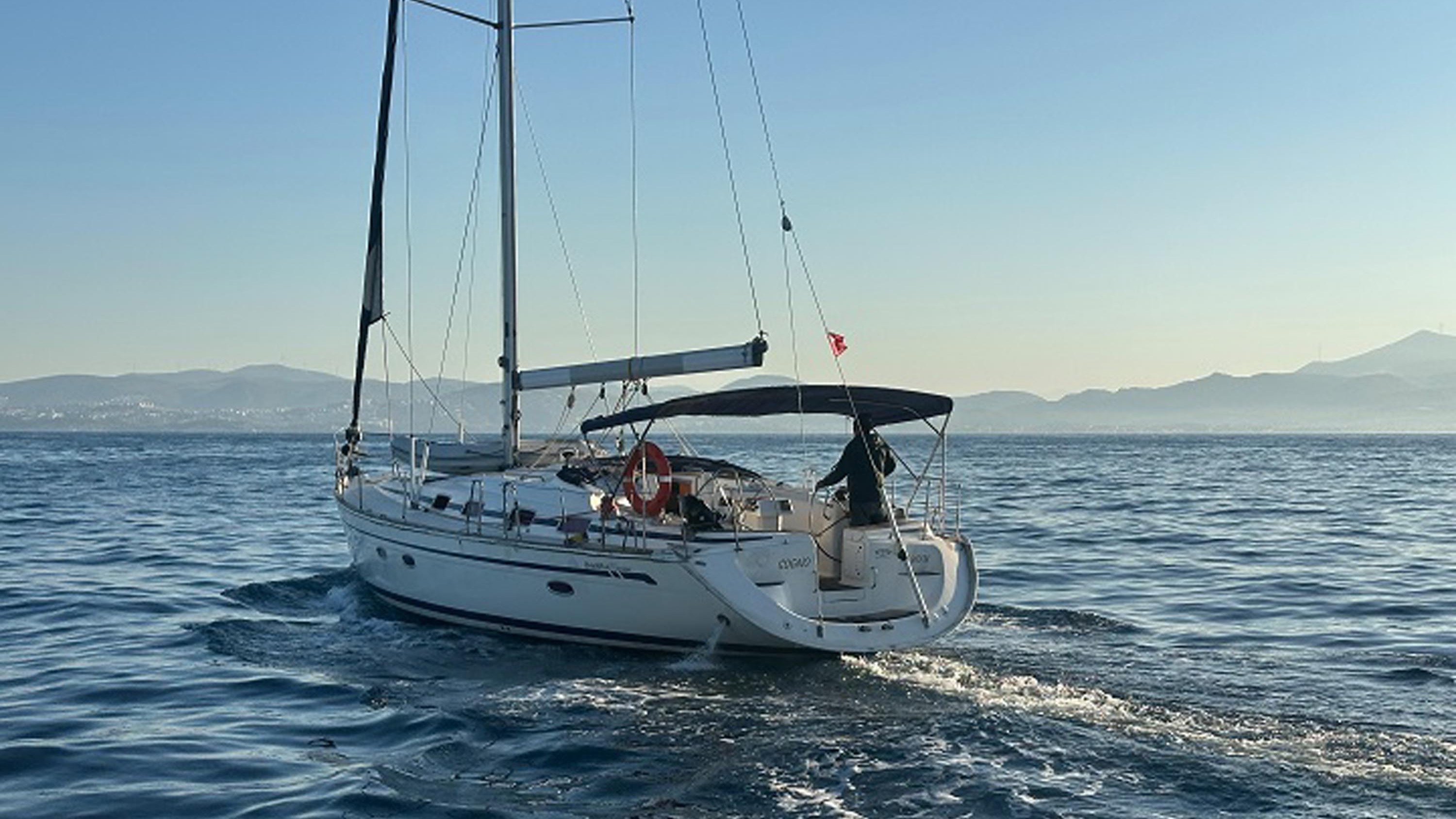 Kuşadası açıklarındaki yelkenli teknede 10 düzensiz göçmen yakalandı