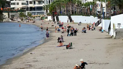Kuşadası'nda sahiller doldu: Kasım ayında denize girdiler
