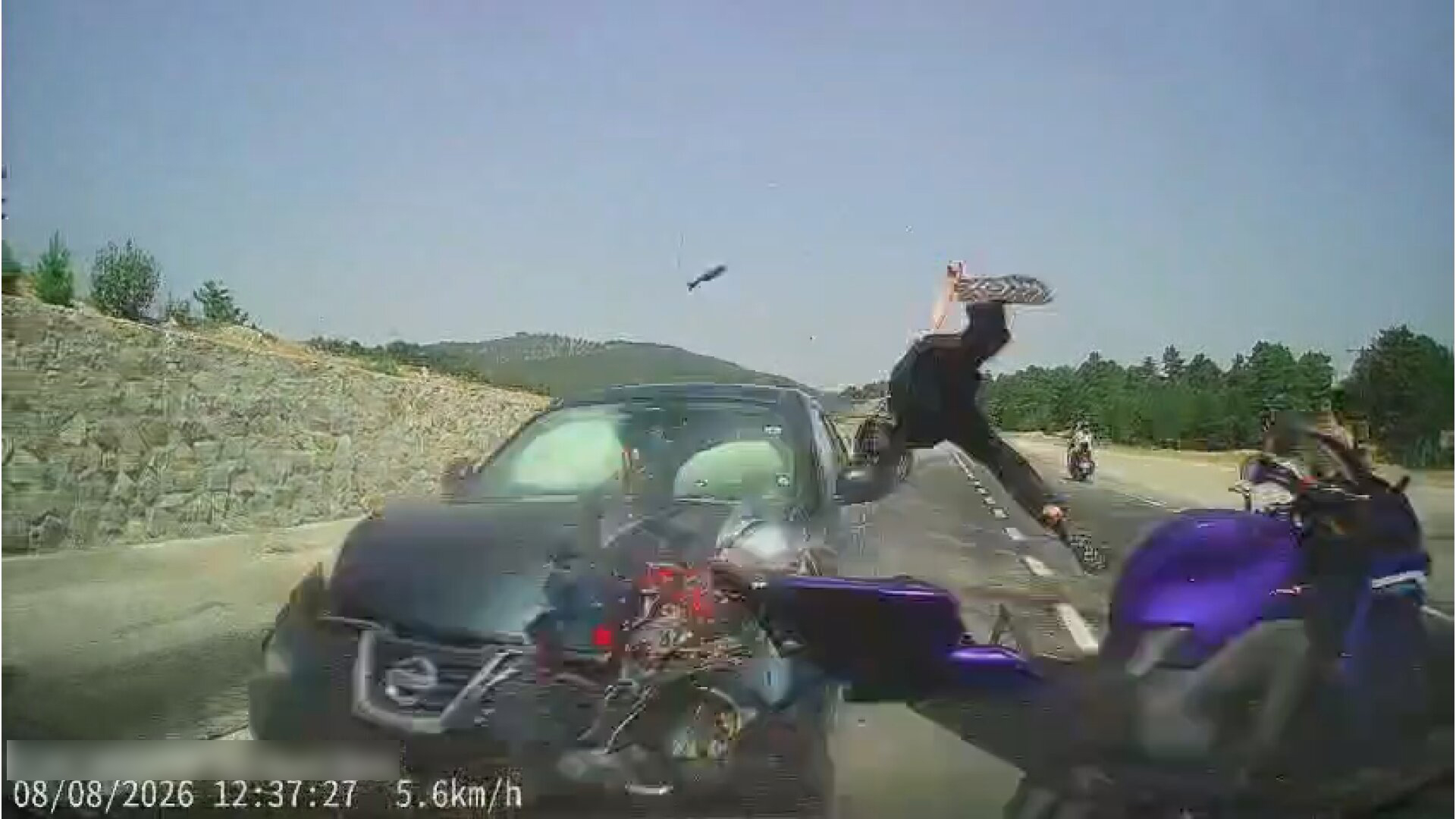 Feci kaza kamerada. Otomobil motosiklete arkadan çarptı