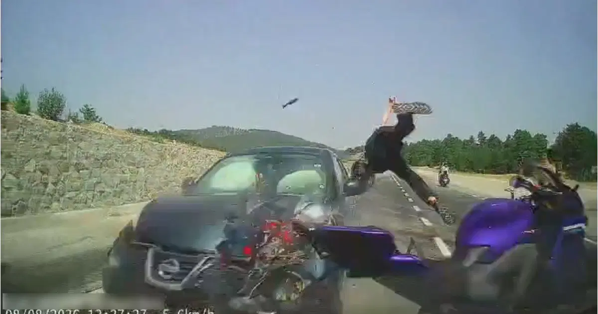 Feci kaza kamerada. Otomobil motosiklete arkadan çarptı