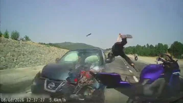 Feci kaza kamerada. Otomobil motosiklete arkadan çarptı
