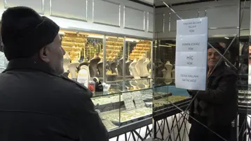 Altın fiyatları düştü, "Vallahi billahi yok" yazısı kuyumcuda izdihamı durduramadı