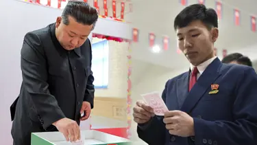 Kim Jong tekbaşına aday olarak girdiği seçimlerde oran 99.93 oyları aldı. Yüzde 0.07'lik mukabil oyu kimler verdi?
