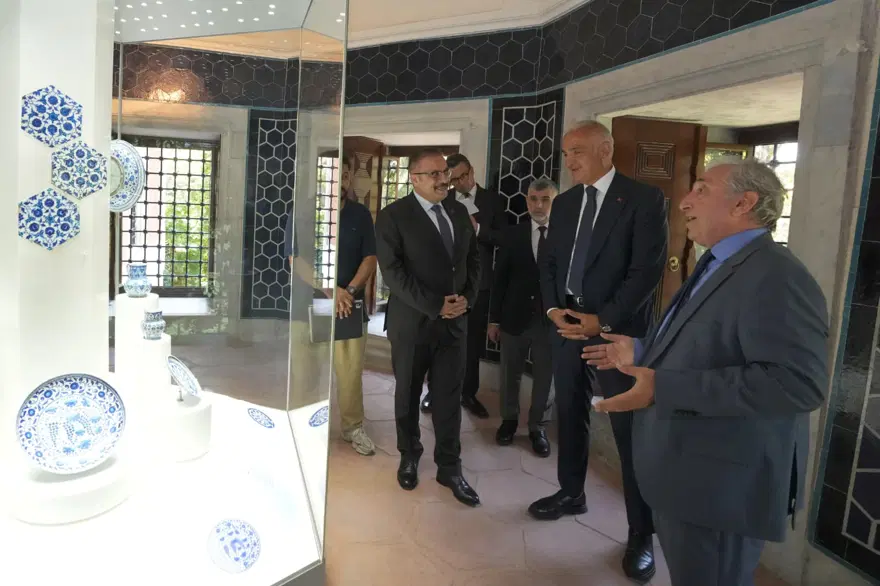 ÇİNİLİ KÖŞK'TE 54 BİN ÇİNİYE TEK TEK MÜDAHALE 3