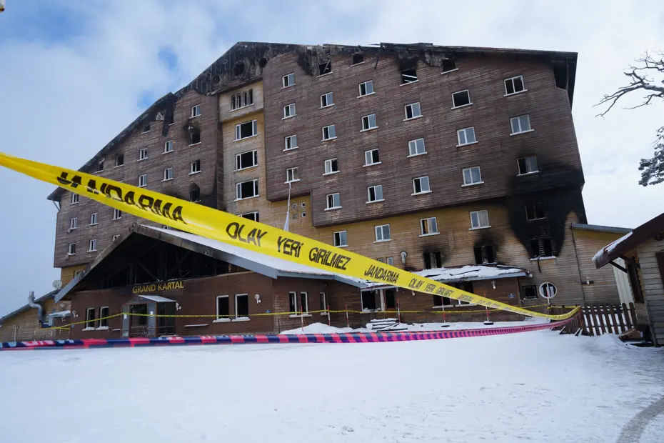 Kartalkaya otel yangını davası. 9 bakanlık personeli hakkında yurt dışı çıkış yasağı