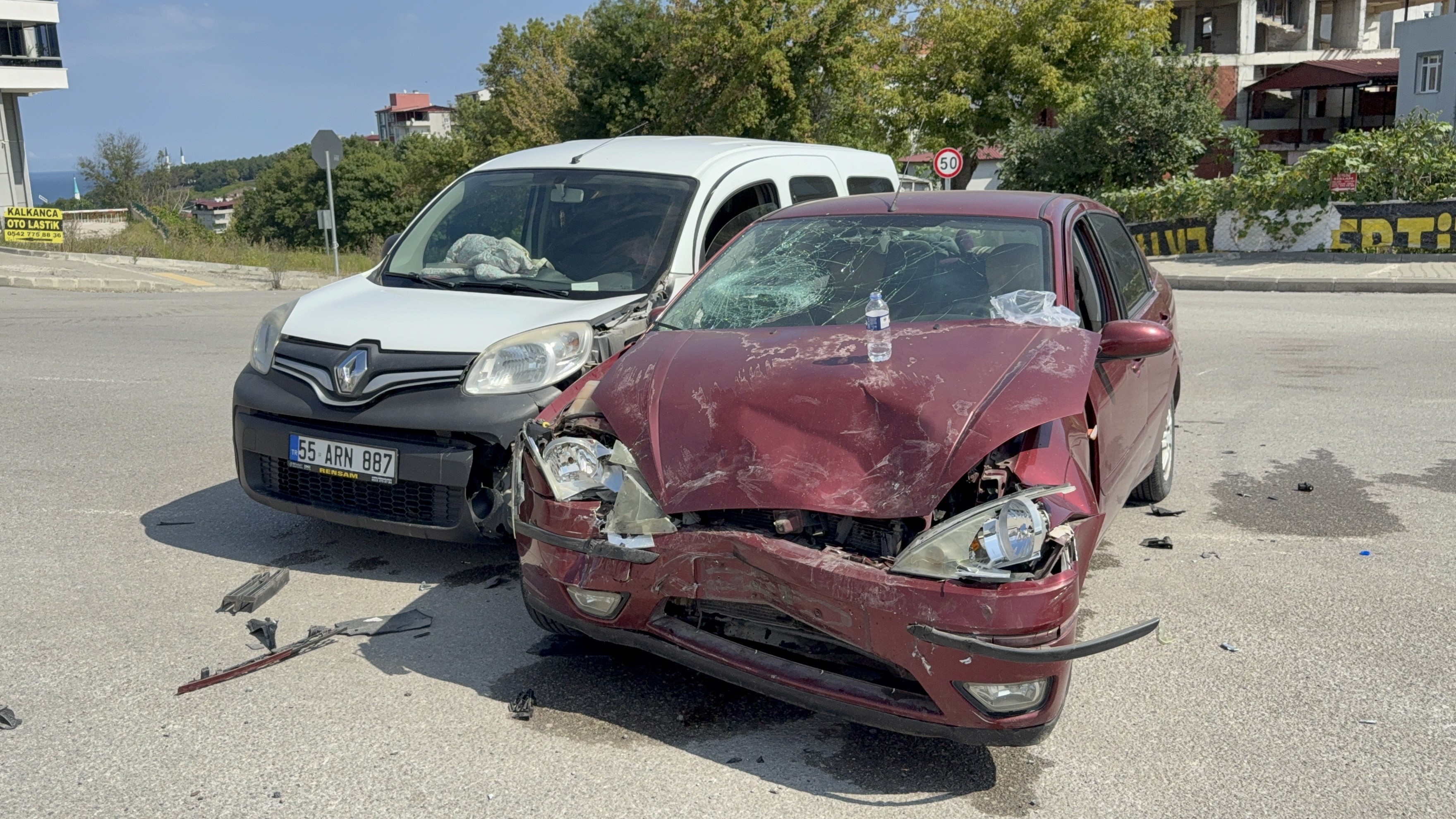 Samsun'da otomobil ile hafif ticari araç çarpıştı. 2 yaralı