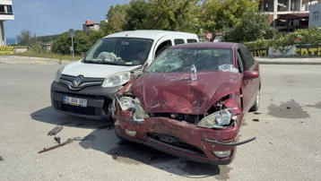 Samsun'da otomobil ile hafif ticari araç çarpıştı. 2 yaralı