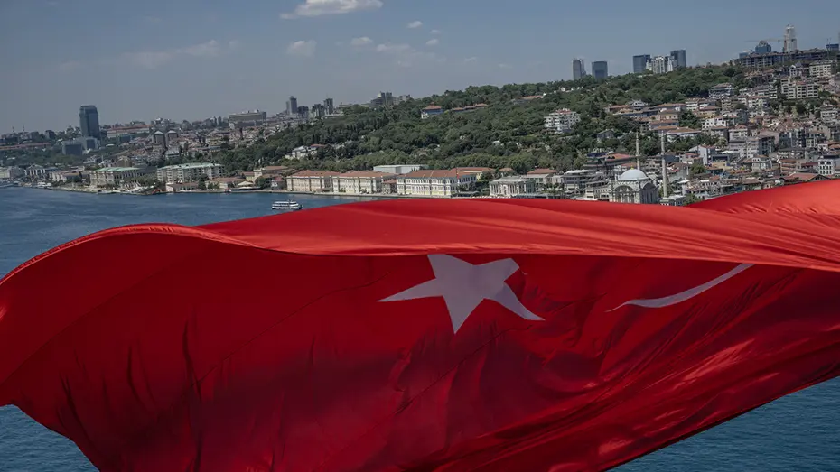 İstanbul Boğazı’ndaki köprülere Türk bayrağı asıldı