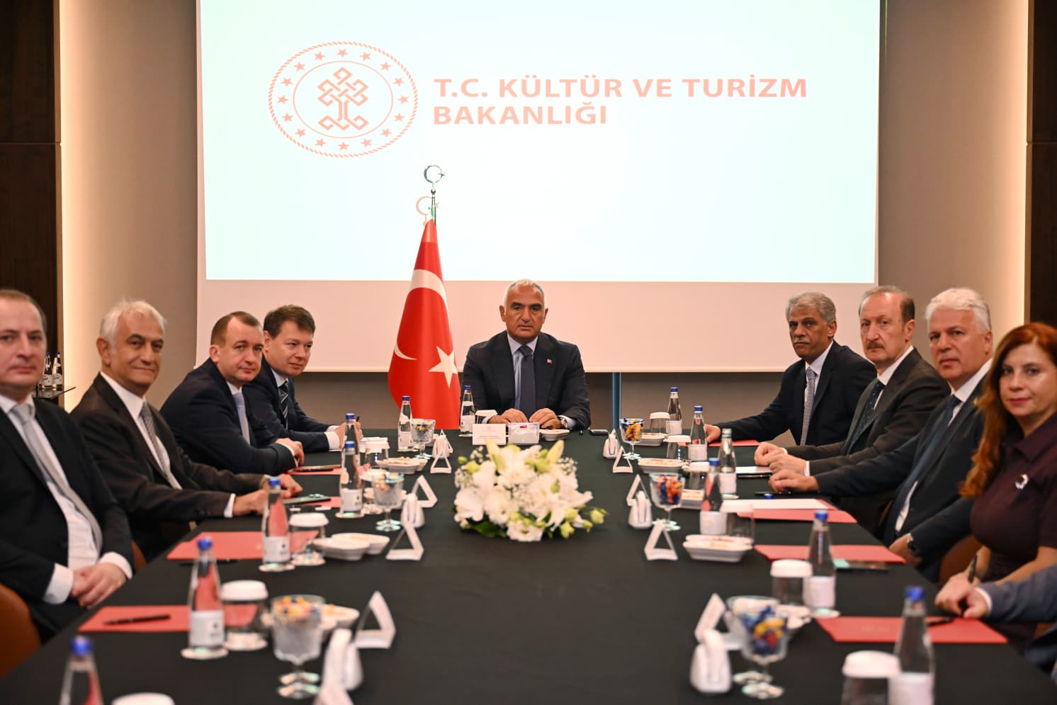 Kültür ve Turizm Bakanı Ersoy'dan Rusya ile uçak seferlerini artırma hamlesi