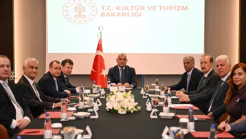 Kültür ve Turizm Bakanı Ersoy'dan Rusya ile uçak seferlerini artırma hamlesi