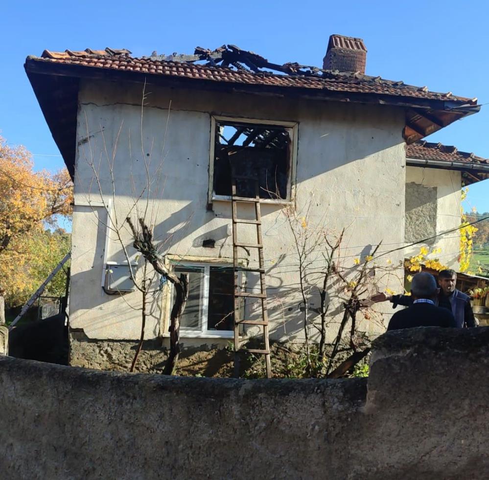 Kütahya'da iki katlı ahşap ev küle döndü