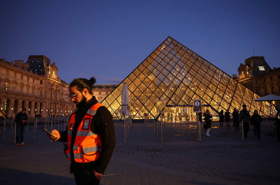 Louvre Müzesi'den soygun sonrası güvenlik kamerası kararı