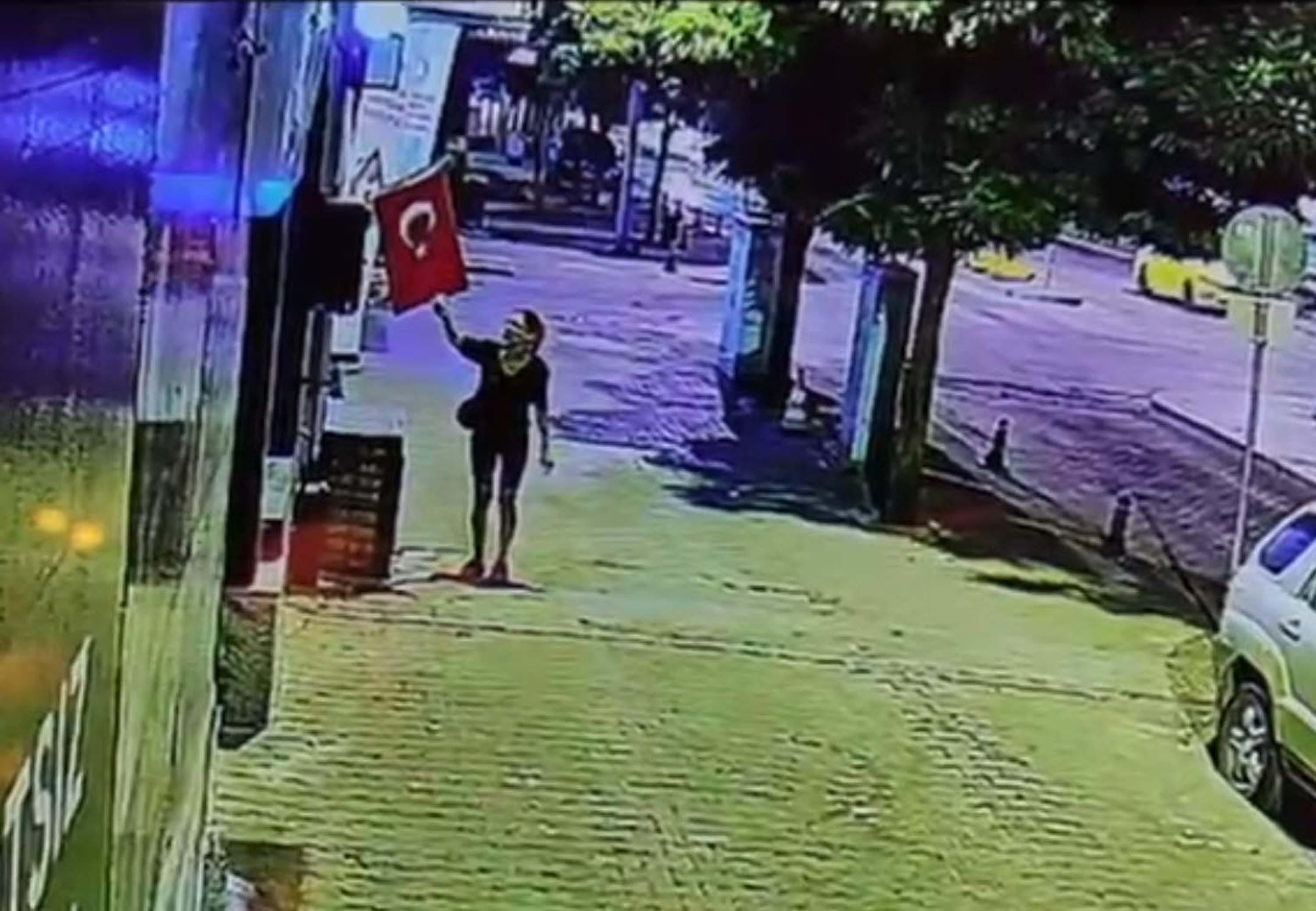 Etrafı kontrol etti, Türk bayrağını yakıp kaçtı