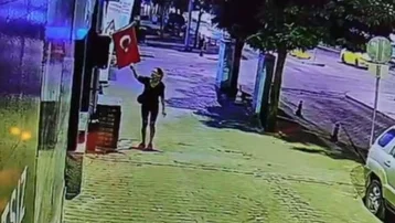 Etrafı kontrol etti, Türk bayrağını yakıp kaçtı