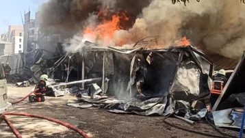 Malatya'da işçilerin kaldığı konteynerlerde yangın çıktı: Çevredeki konutlar hasar aldı