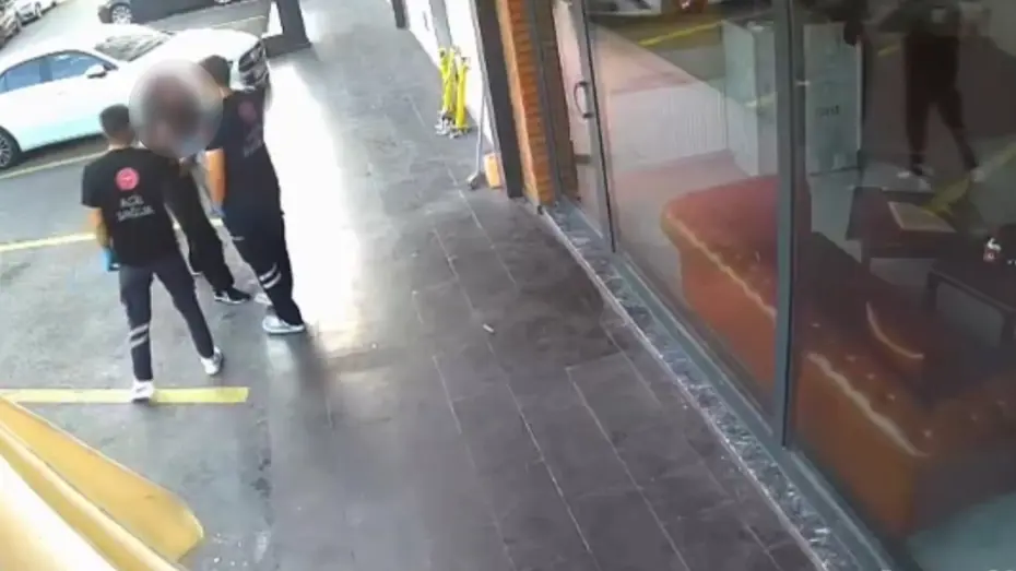 Alkollü olduğu iddia edilen kadın, sağlık ekiplerine saldırdı