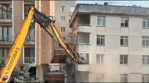 Maltepe'de çöken binada kontrollü yıkım sürüyor