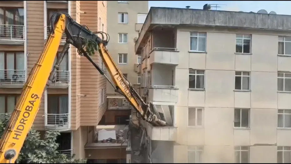 Maltepe'de çöken binada kontrollü yıkım sürüyor