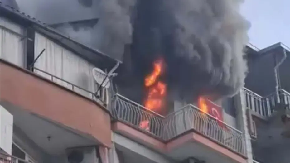 Manisa'da alevler evi sardı, altı kedi öldü