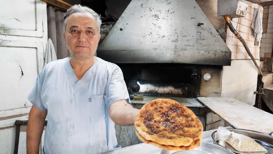 Dede mesleği 107 yıldır ayakta. Sabahın ilk ışıklarında önünde kuyruk oluyor 2