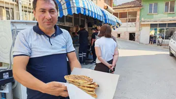 Dede mesleği 107 yıldır ayakta. Sabahın ilk ışıklarında önünde kuyruk oluyor