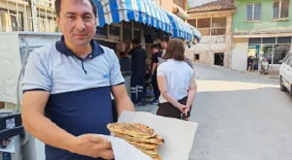 Sabahın ilk ışıklarında önünde kuyruk oluyor