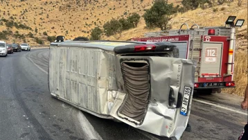 Mardin'de minibüs devrildi. 8 yaralı