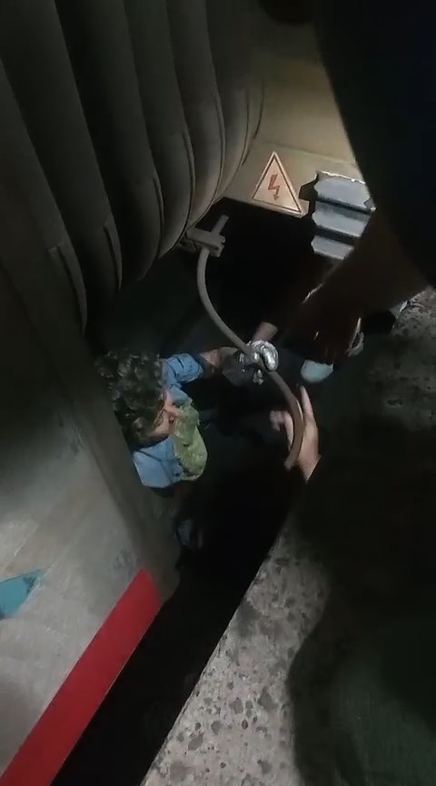 Marmaray'da panik. Raylara oturan kadın trenin altında sıkıştı