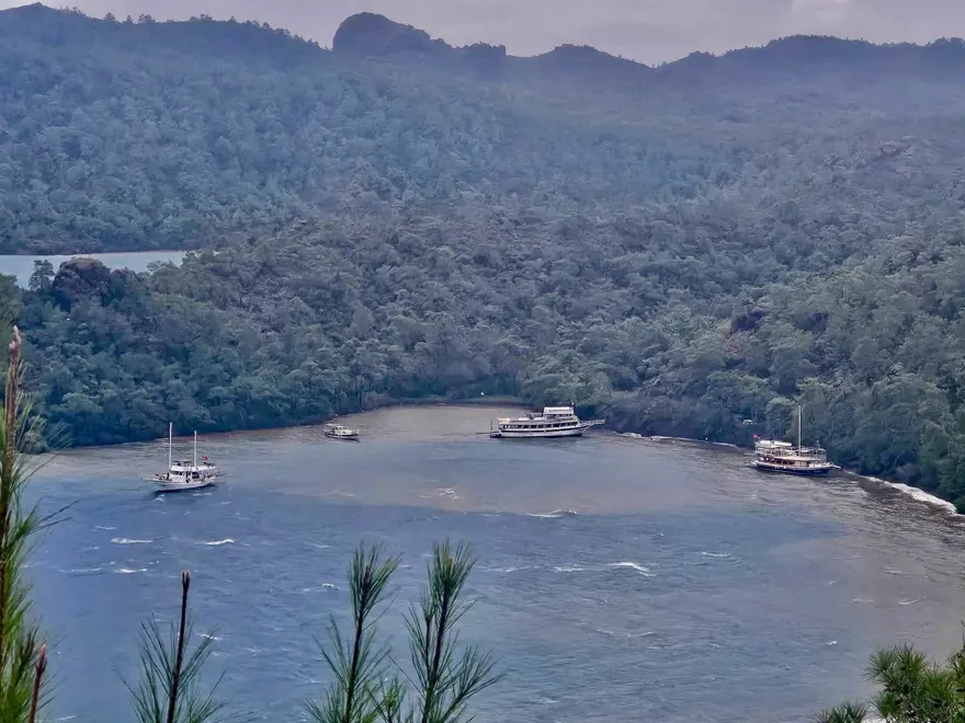 3 GEZİ TEKNESİ KARAYA OTURDU 5