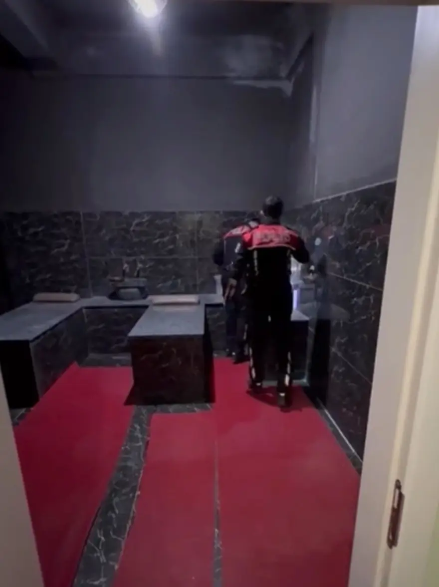 GELEN MÜŞTERİLERE FUHUŞ TEKLİFİ  1