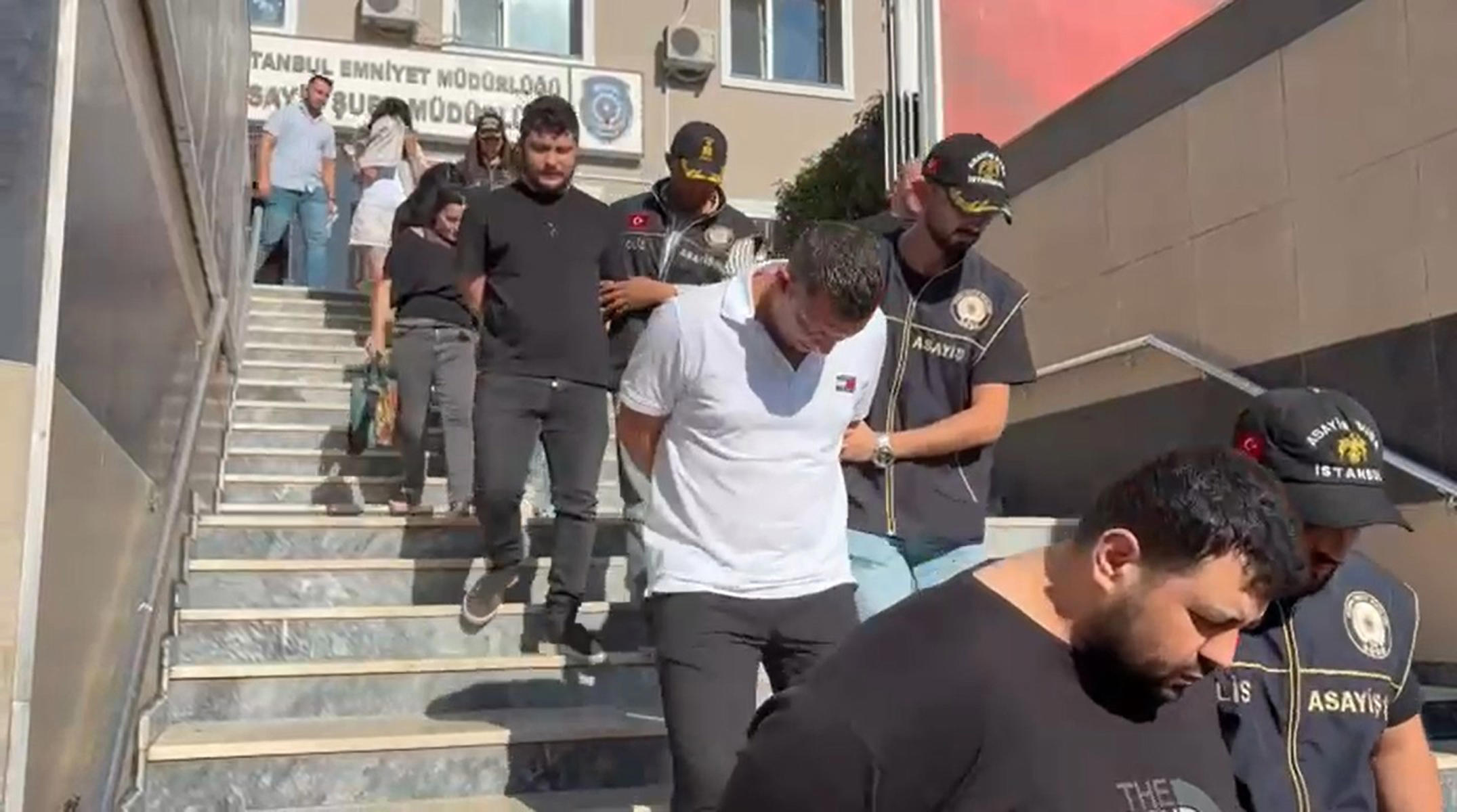 Masöz ilanıyla kandırdılar. Kredi çekip kadınları fuhşa zorladılar