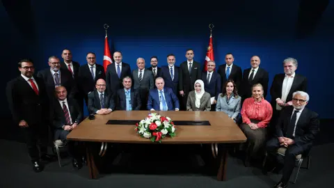 Cumhurbaşkanı Erdoğan'dan fon soruşturması mesajı. "Sorumluluğu olan kim