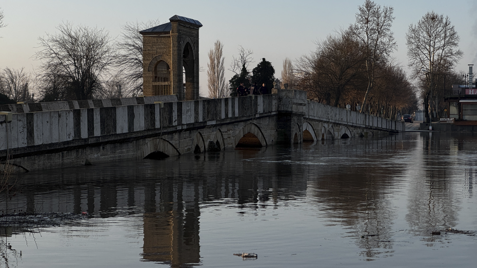 Kırmızı alarm verildi. Meriç'te sular yükseliyor, çok sayıda ekip bekliyor