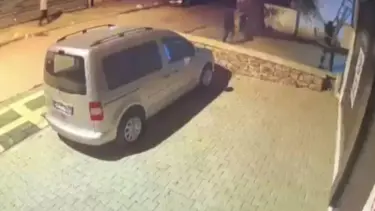 Kadıköy'de soygun dehşeti. Merdivenle girdikleri evdeki ikisi kadını bağlayıp altınları çaldılar