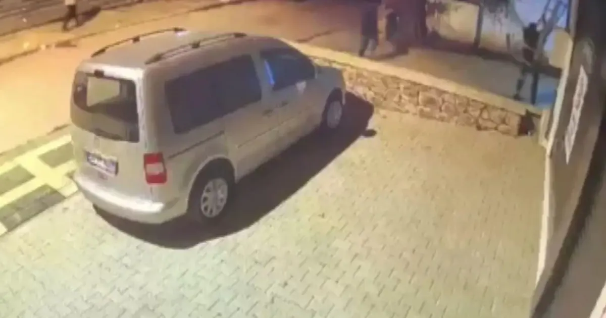 Kadıköy'de soygun dehşeti. Merdivenle girdikleri evdeki iki kadını bağlayıp altınları çaldılar