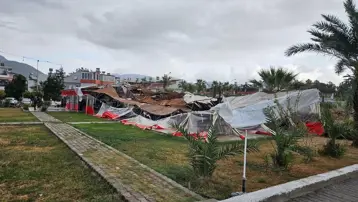 Mersin'de hortum evlere ve seralara zarar verdi