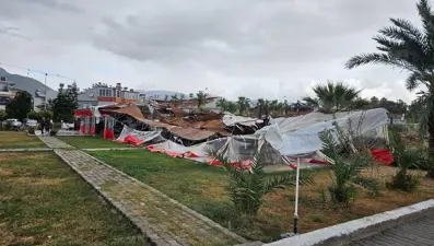 Mersin'de hortum evlere ve seralara zarar verdi